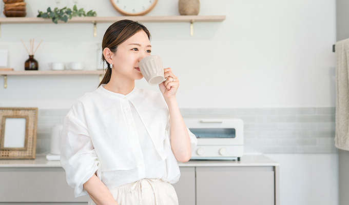 女性がお茶を楽しんでいる穏やかな朝のシーン