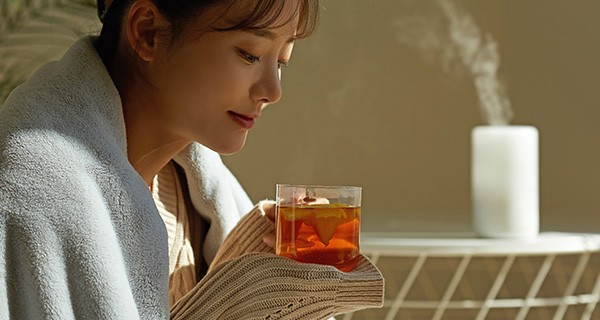 女性がお茶を楽しんでいるシーン