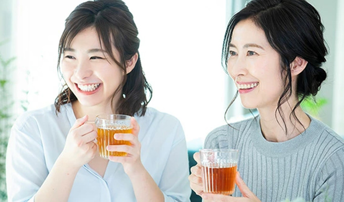 女性がお茶を楽しむライフスタイルイメージ